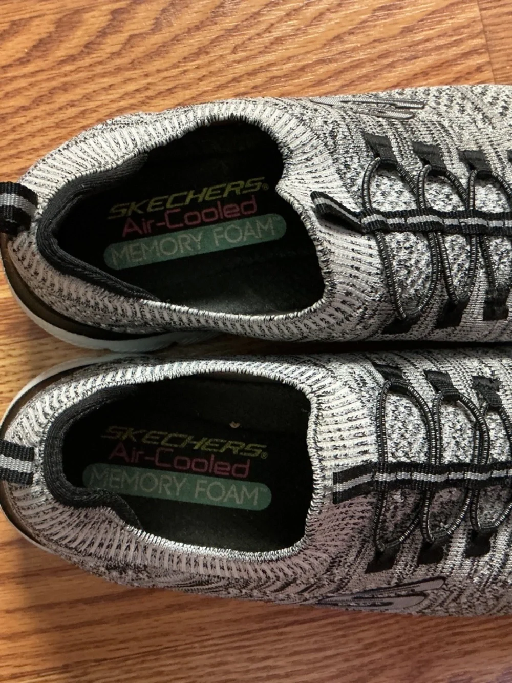 Skechers black white